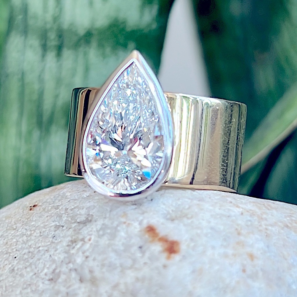 SOLD.   gold and 3.2 carat pear-shaped diamond. - Picture 5 of 11